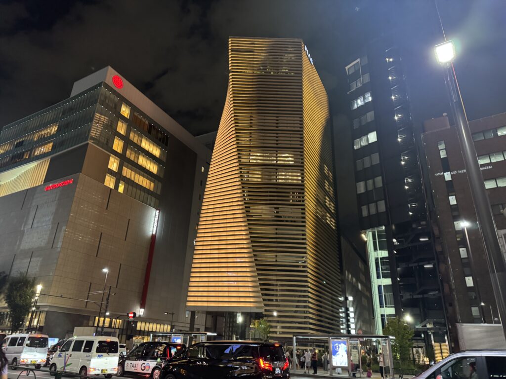 夜にライトアップされた近代的なビル群
